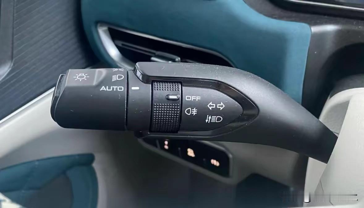 我发现好多人对于打转向灯的意义不理解。很多车祸后，被撞的一方还振振有词，我打了转