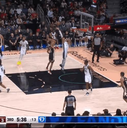 天赋怪！文班把球盖出计时器上了！这一盖，也成就了文班亚马的历史一页，他连续100