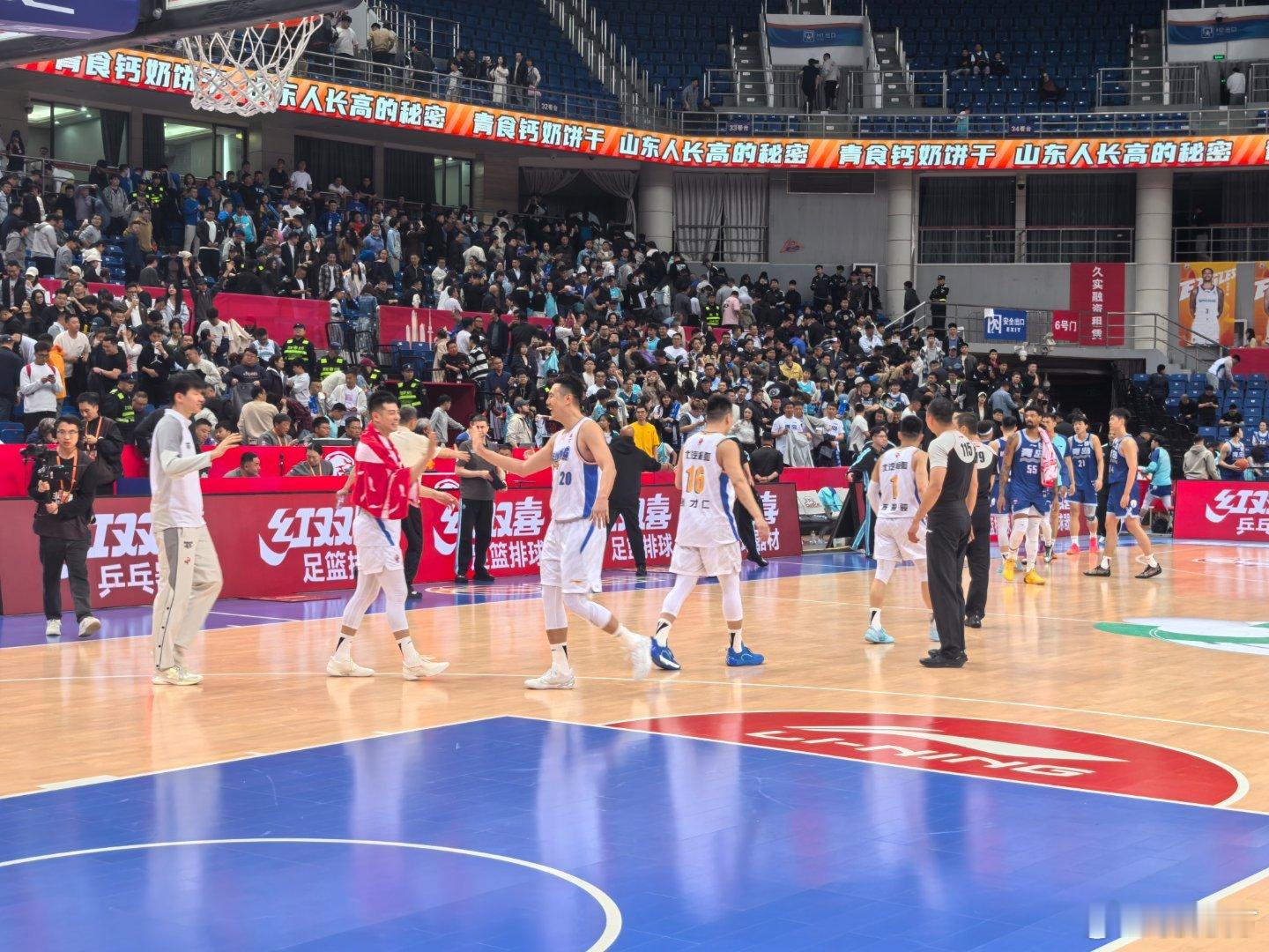 青岛男篮vs北京男篮 赢下争四关键战！川队真不容易，劝这个安抚那个，最后那球打的