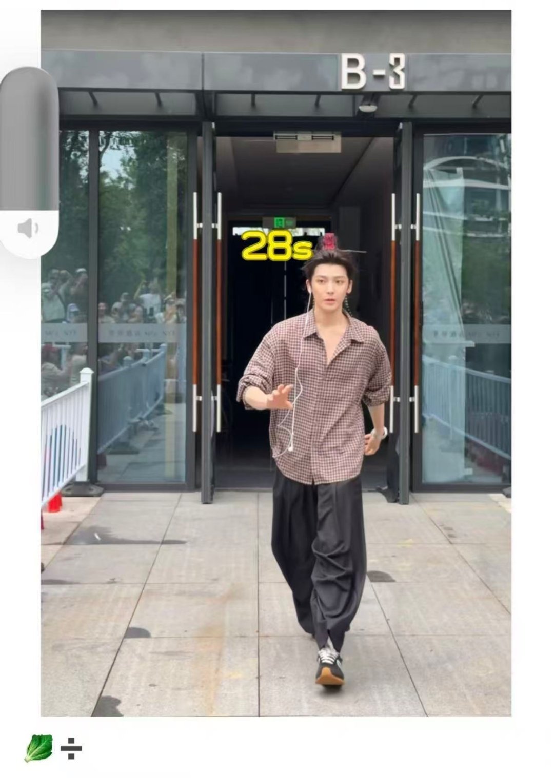 不知道说啥了 对比好惨烈 场馆比我们小一半人更少别说啥门槛了光是门槛千人群咱家就