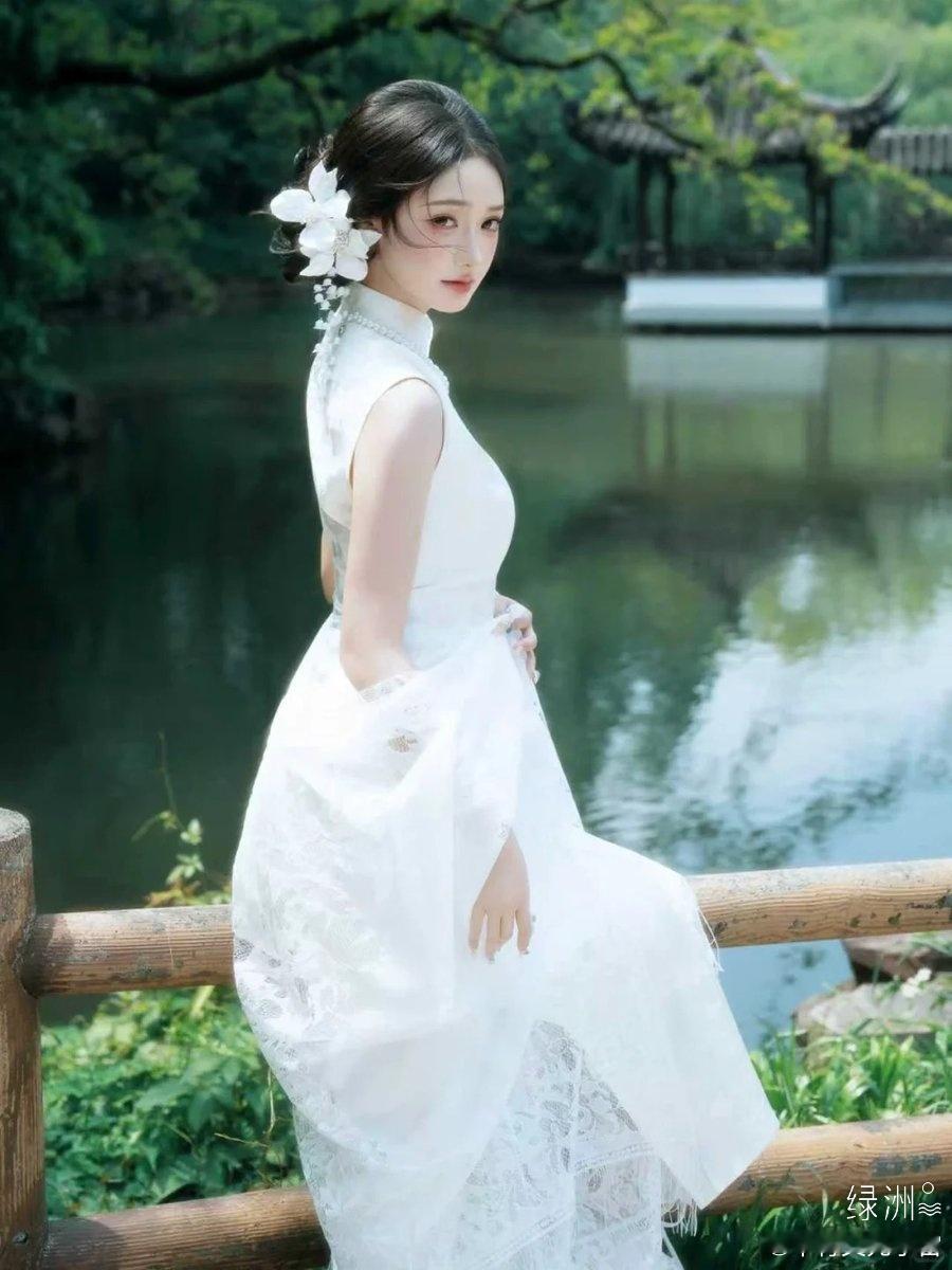 临水纵横回晚鞚 ，梅笛烟中闻几弄。 绿洲