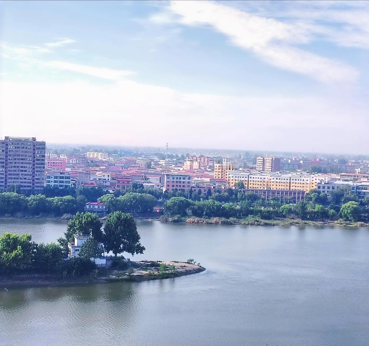 今天是九月一号小学生开学日，早晨去沈丘第三高级中学家属院送孙子上学，看到立秋后的