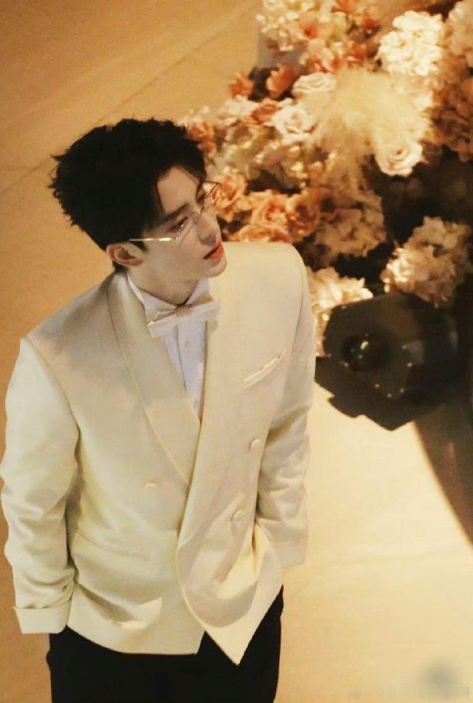 敖瑞鹏《不二之臣》白西装路透，这部剧造型太适合敖瑞鹏了 