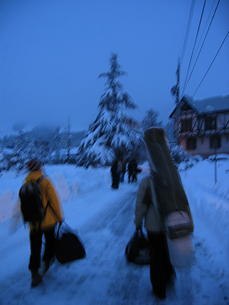 我滑了20多年雪。。。每当看滑雪教练教初学者“动作”的时候，我就知道，一个漫长的