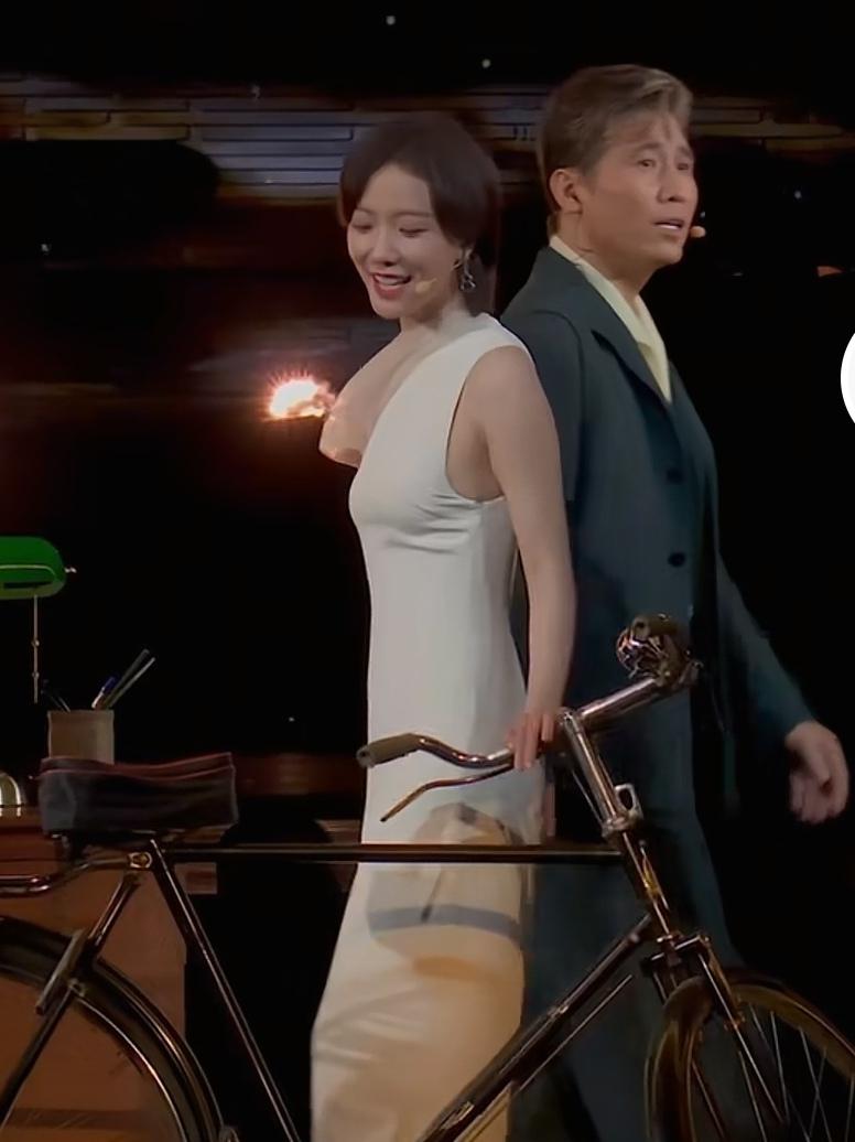 李乃文对美女产生免疫了，王珞丹跟他走对面他都没有正眼看一眼！隔着屏幕都感觉中秋晚