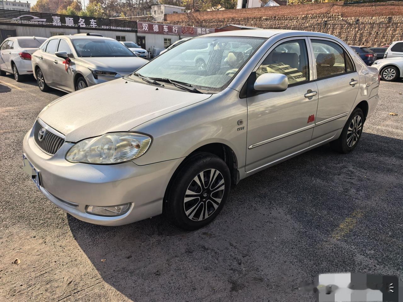 为了赌明年的报废政策，今天去二手车市场花6千8买了一辆丰田花冠！
这辆车车贩子一