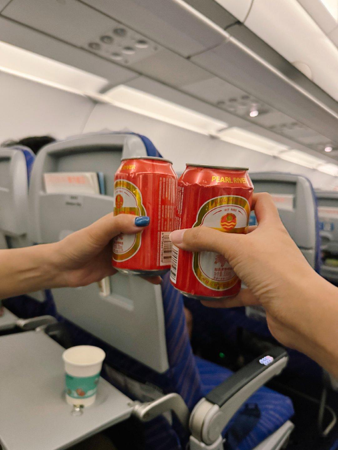 我也算是在万米高空中喝过酒的人了🍻 