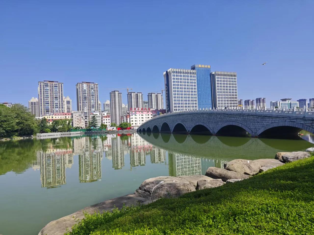 头条上的网民真的智商高，塑料袋飞在空中，他们说是龙。
  风声与高层建筑物摩擦后