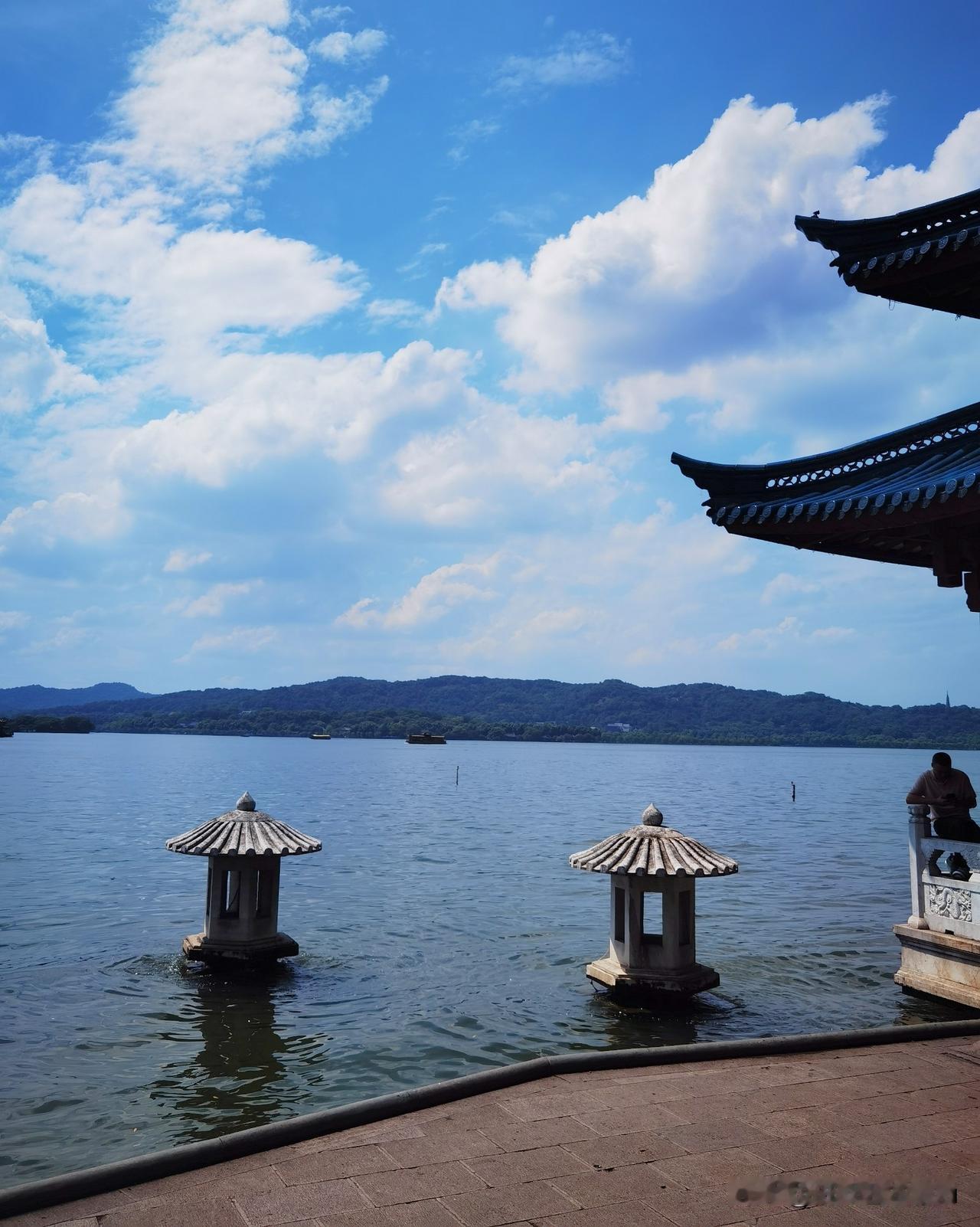 周末徒步杭州西湖南线绿道，西湖翠光亭是‌杭州西湖柳浪闻莺公园内‌的一处标志性景观