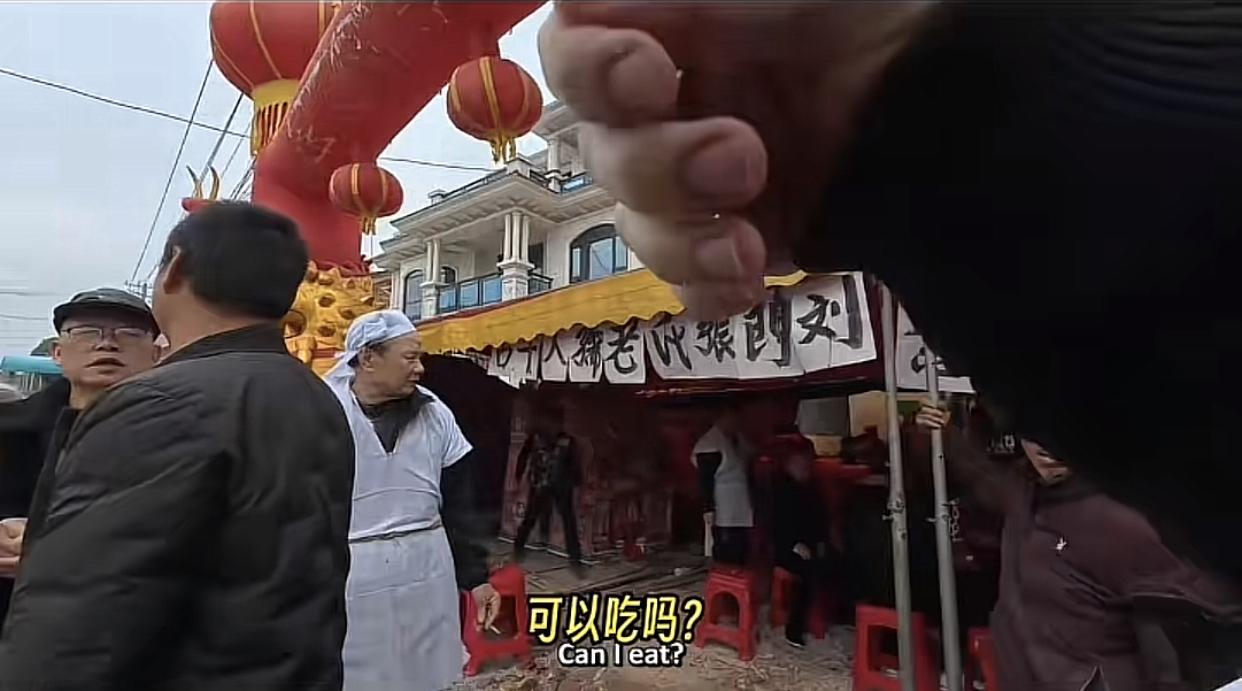 百岁老人刚去世，西天就来人？
美国洛杉矶的一对网红兄弟来中国骑摩托车自驾游。到中