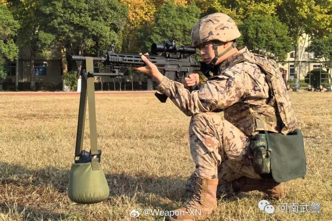 #兵器影像[超话]# 网友表示：QBU191是浮制枪管，请不要悬挂重物进行训练！
