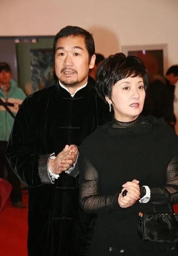 中国著名演员张国立，邓婕最新消息，张国立与妻子邓婕相恋30年，经历了半生的相爱。