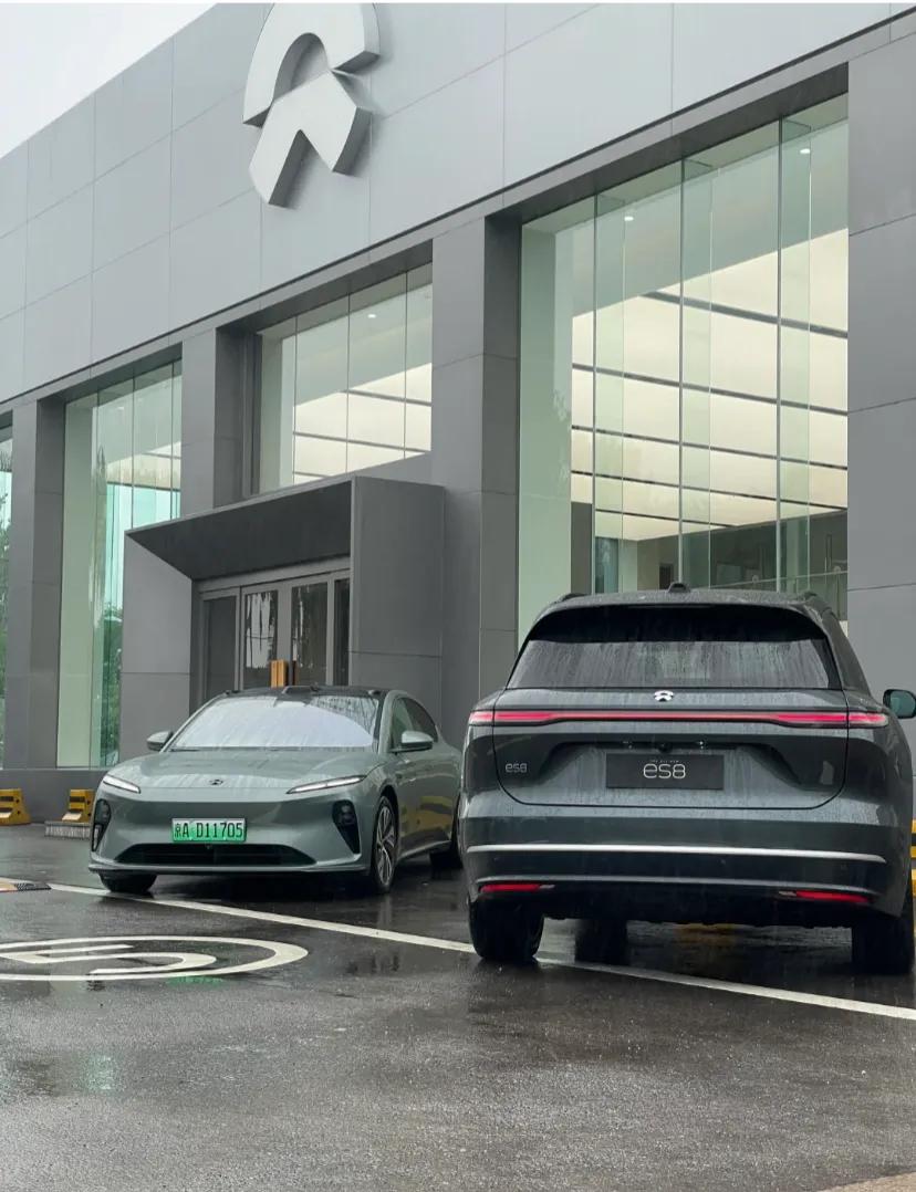 关于换电蔚来不会告诉你的事换电是蔚来最大的优势
也是蔚来发展的最大“包袱”。

