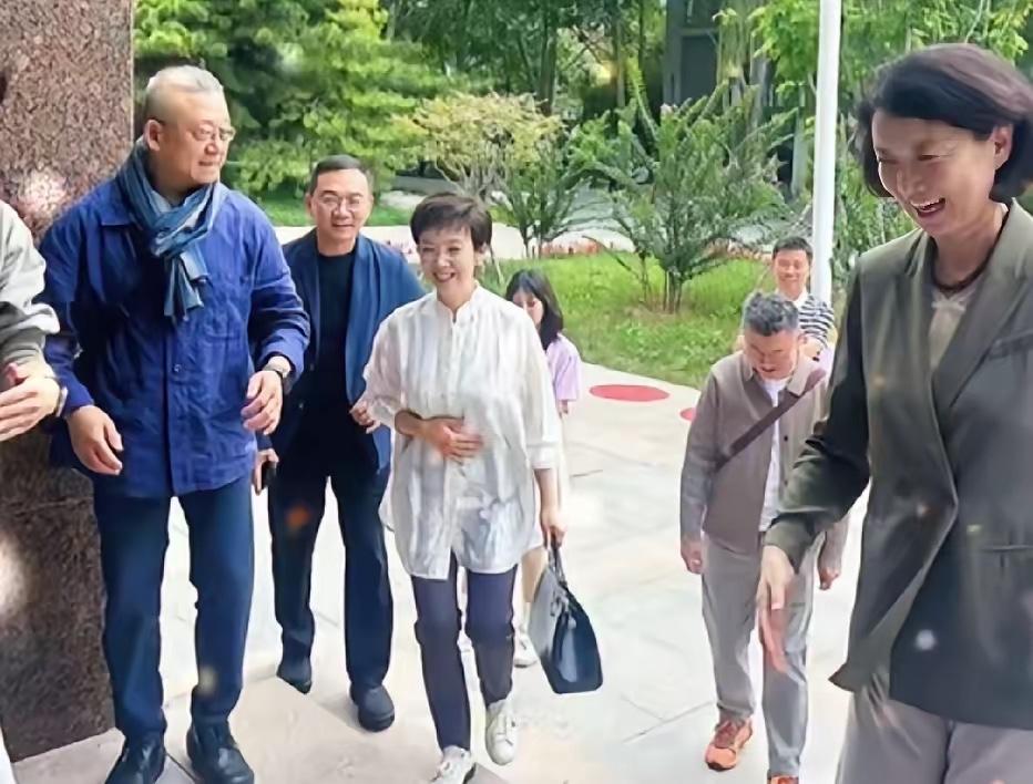 当年，郎永淳、黄薇、李修平三位央视知名主持人一同回到母校中国传媒大学（原北京广播