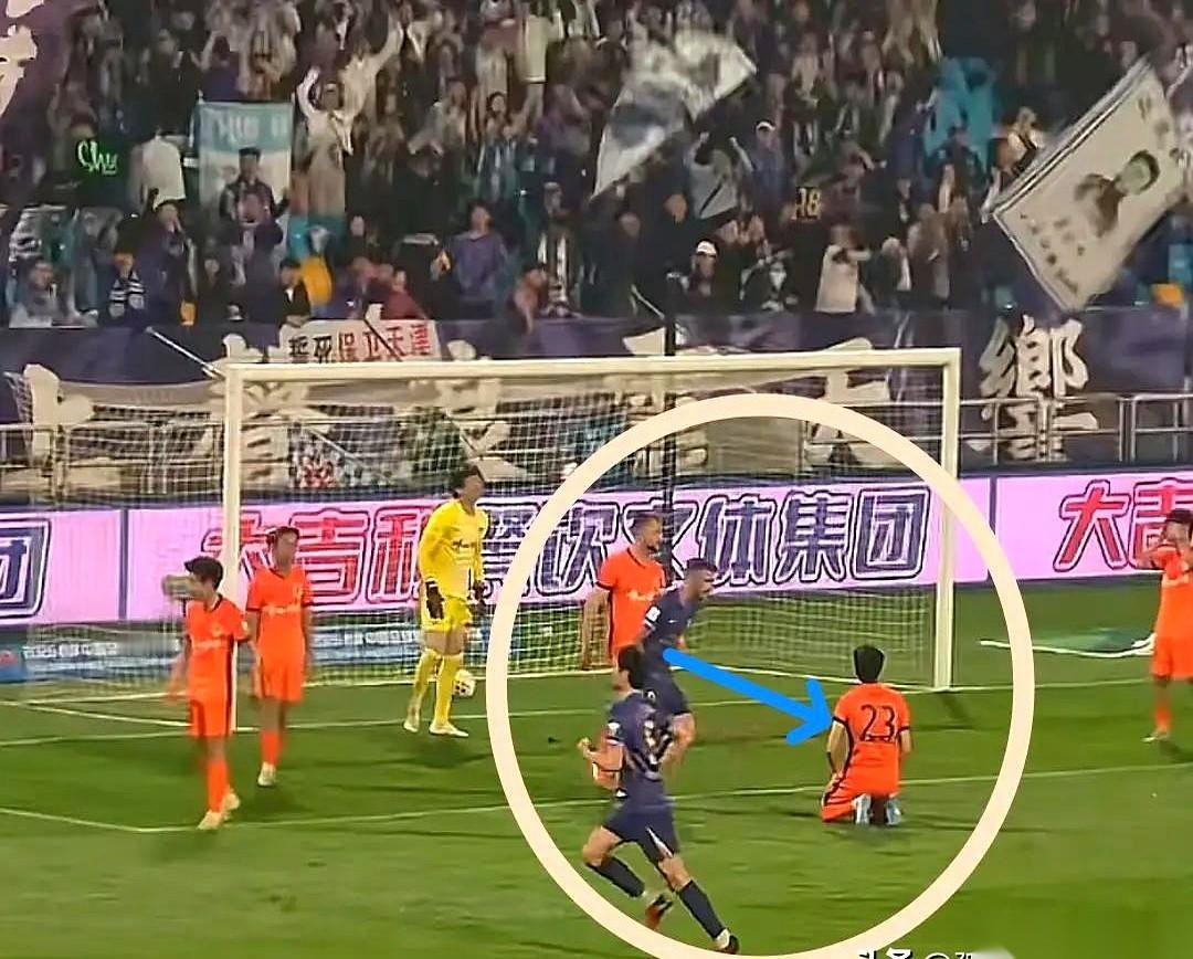 前脚刚用“对口型”禁赛了一个球员，后脚就有人把一份新“口供”直接拍在了桌上。
7