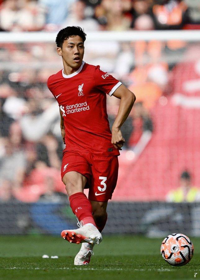 远藤航很可能在欧冠联赛中首发在对阵卡拉巴赫的比赛前，主教练斯洛特采访中表示：“除