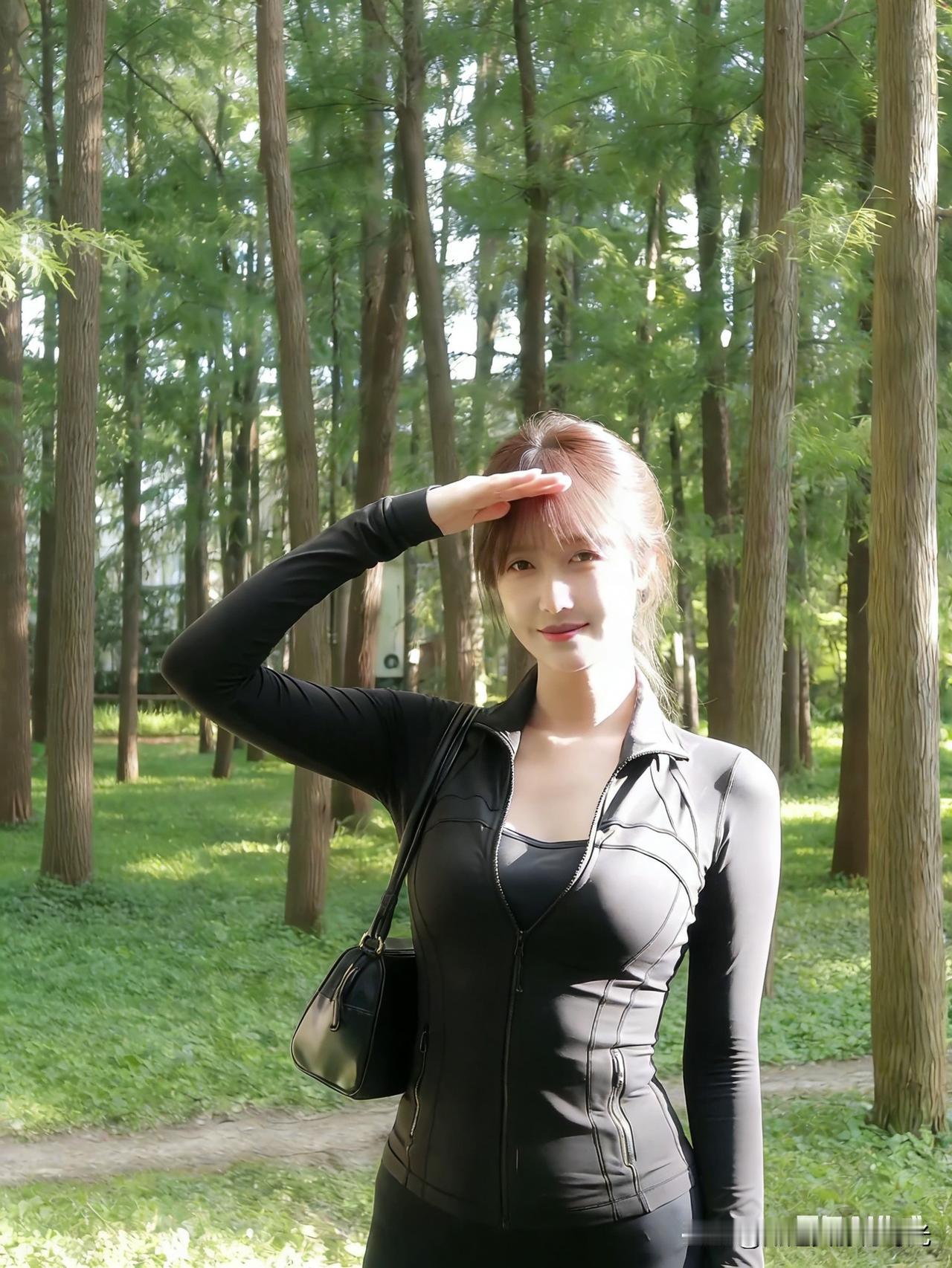 森林中的时尚少女，黑色紧身衣与自然背景的完美融合。怎么穿搭会让人比较显温柔 一个