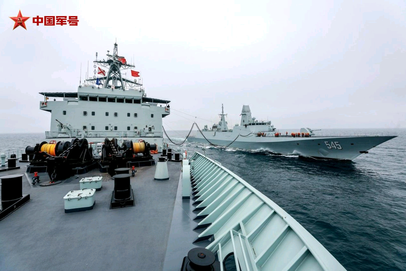 903A东平湖舰为多型舰船补给含横向 / 纵向 / 锚泊等三种补给方式054B漯