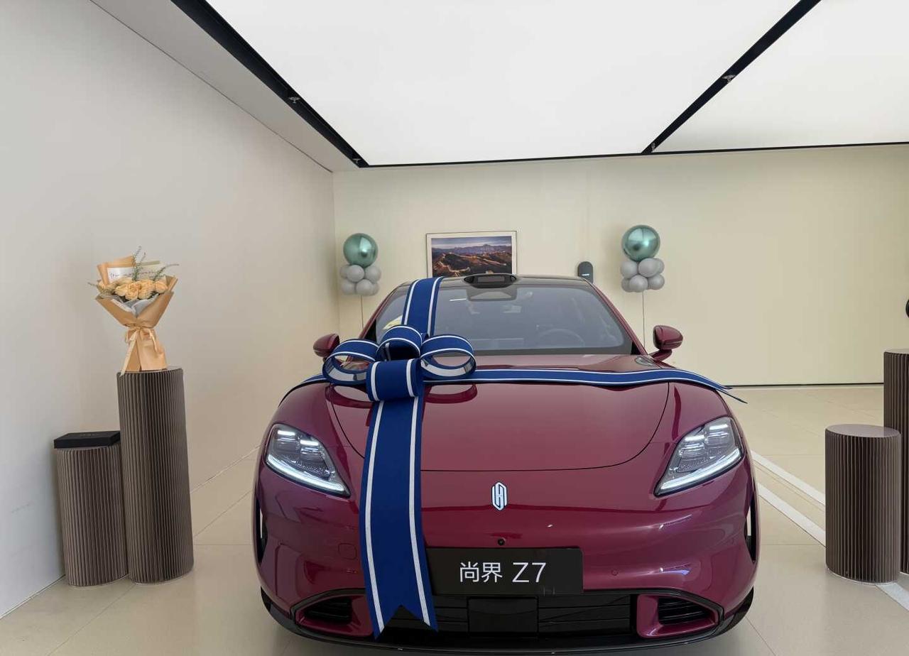 承蒙家人厚爱 喜提车车🚗
提车啦！尚界 Z7 电光紫粉，实车比照片好看太多，太