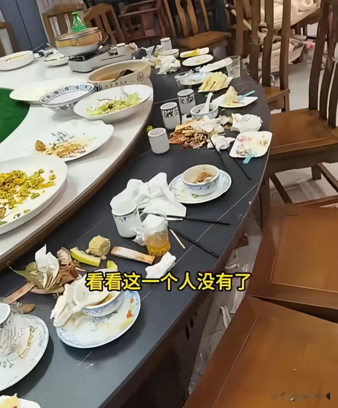 笑不活了！宝宝百日宴，主角被落在饭店了…
 
真的要被这家人笑晕了！
 
给宝宝