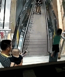 幸好店员及时发现了那个小孩。 