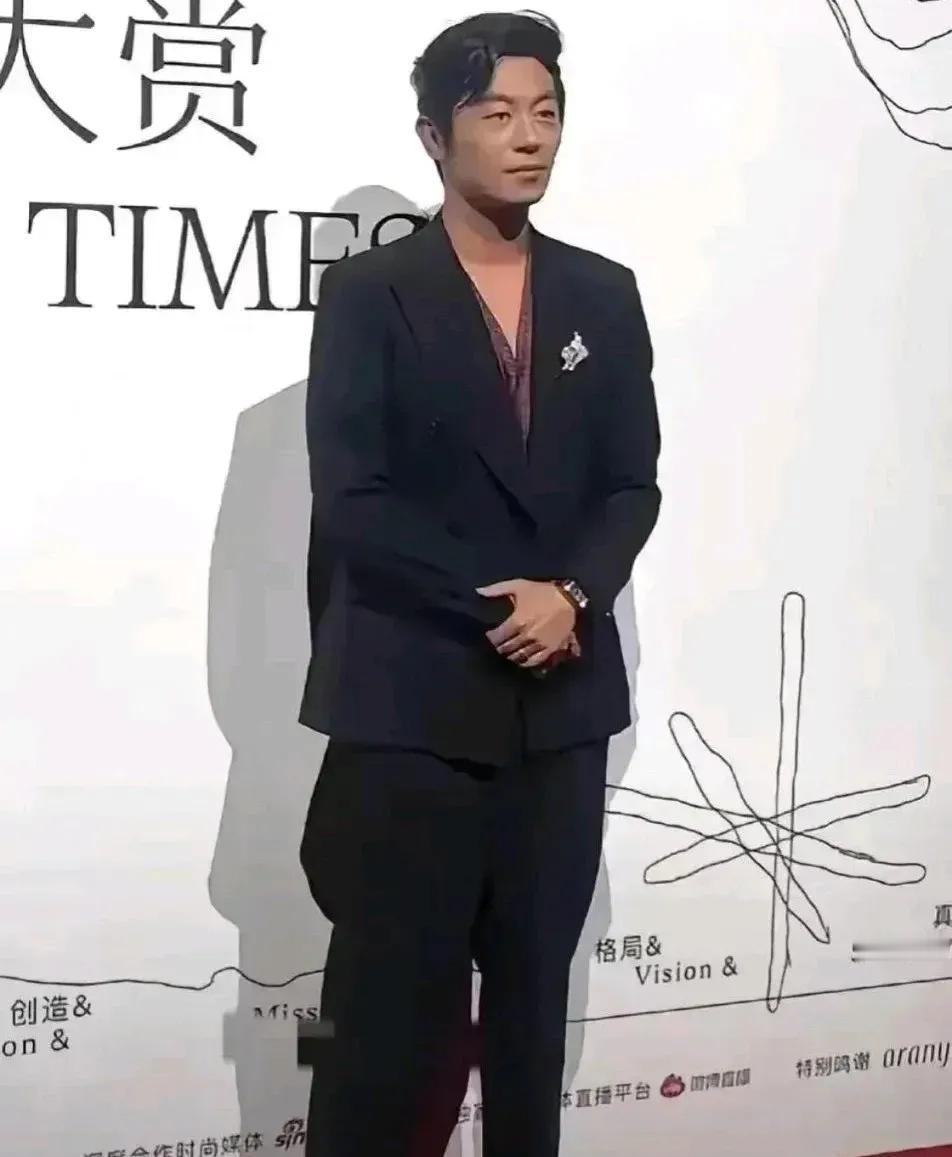 以前朱亚文是中生代里屈指可数的演技派，然而现在张译已经甩他好几条街了，这一切的一