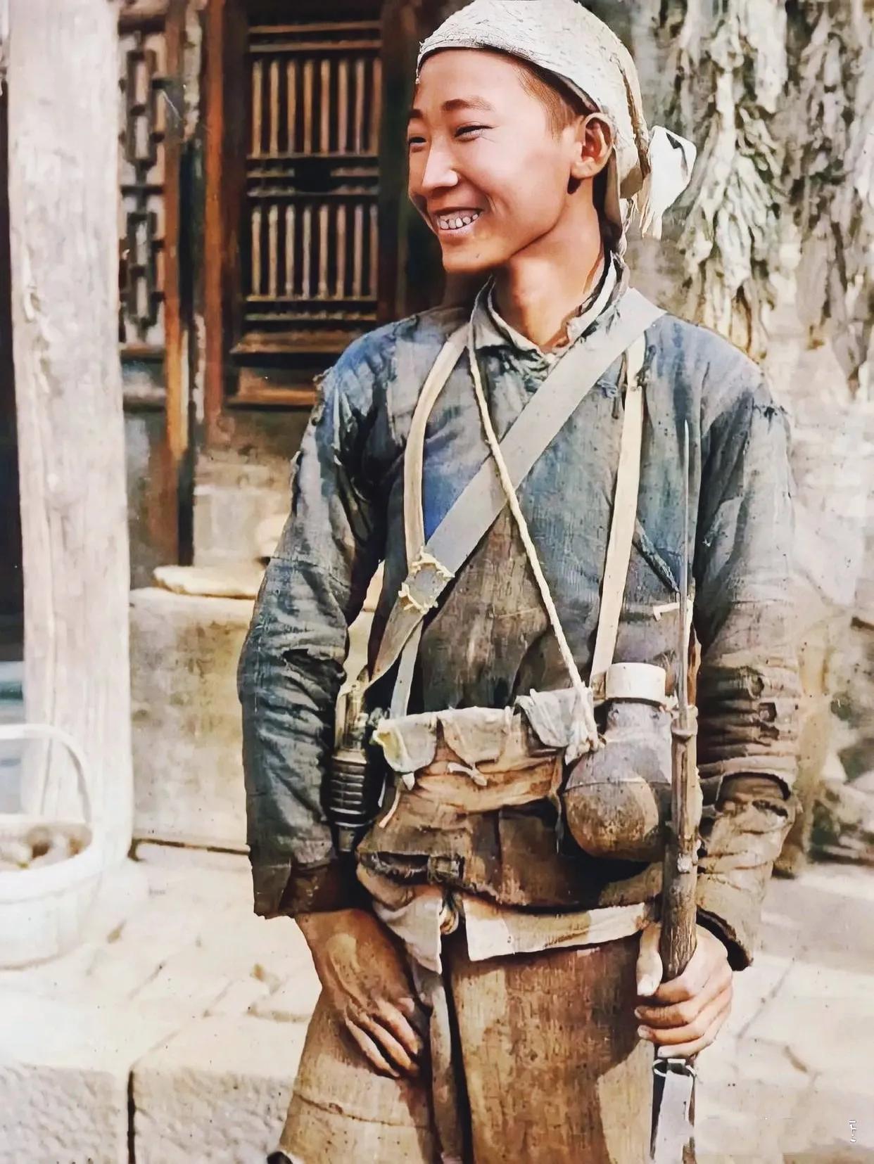 不要被电视剧骗了，真正的八路军民兵是这样的。
下面这张照片是抗战时期，华北地区的