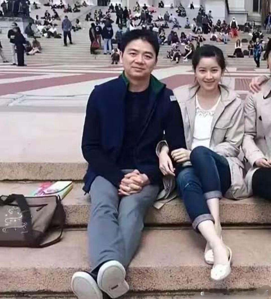 这会的刘强东三十八岁，章泽天十八岁，刚认识不久。 