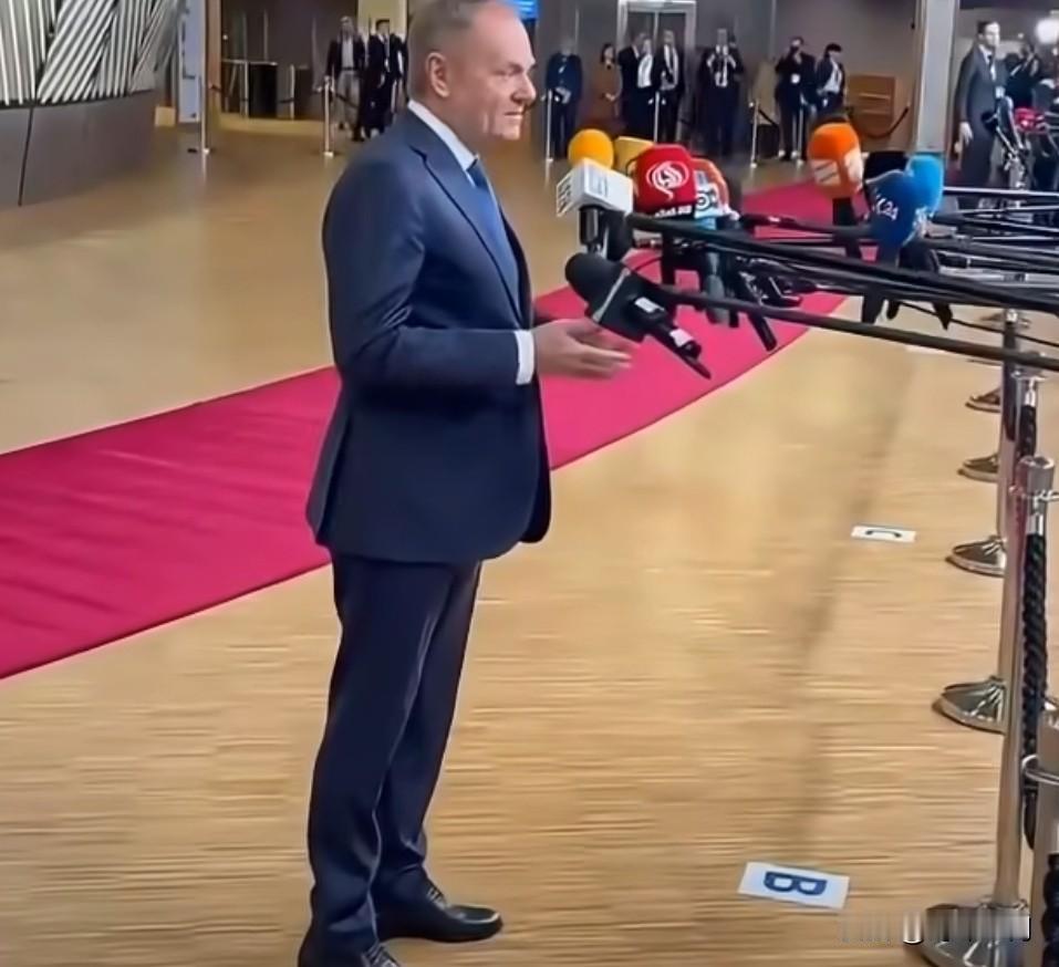 波兰总理图斯克:
现在我们面临一个简单的选择：要么今天的金钱，要么明天的鲜血。我