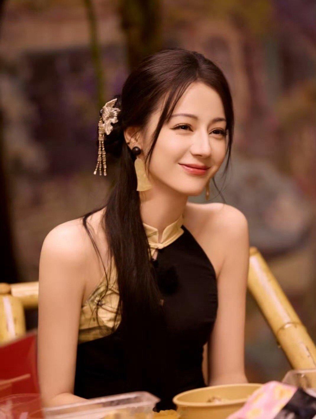 迪丽热巴穿这么美的造型摔跤哈哈哈，迪丽热巴自己都没想到吧，穿的这么美，而且今天是