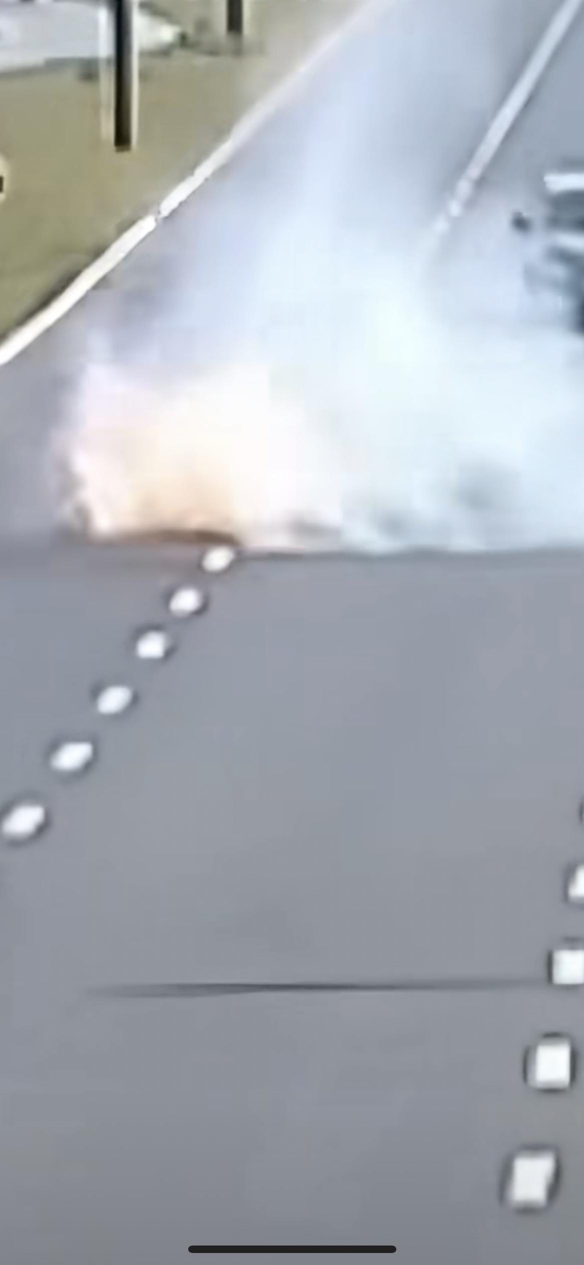 近日，四川成都一名电瓶车车主正常骑行时，车辆突然出现自燃迹象。车主察觉险情后立即