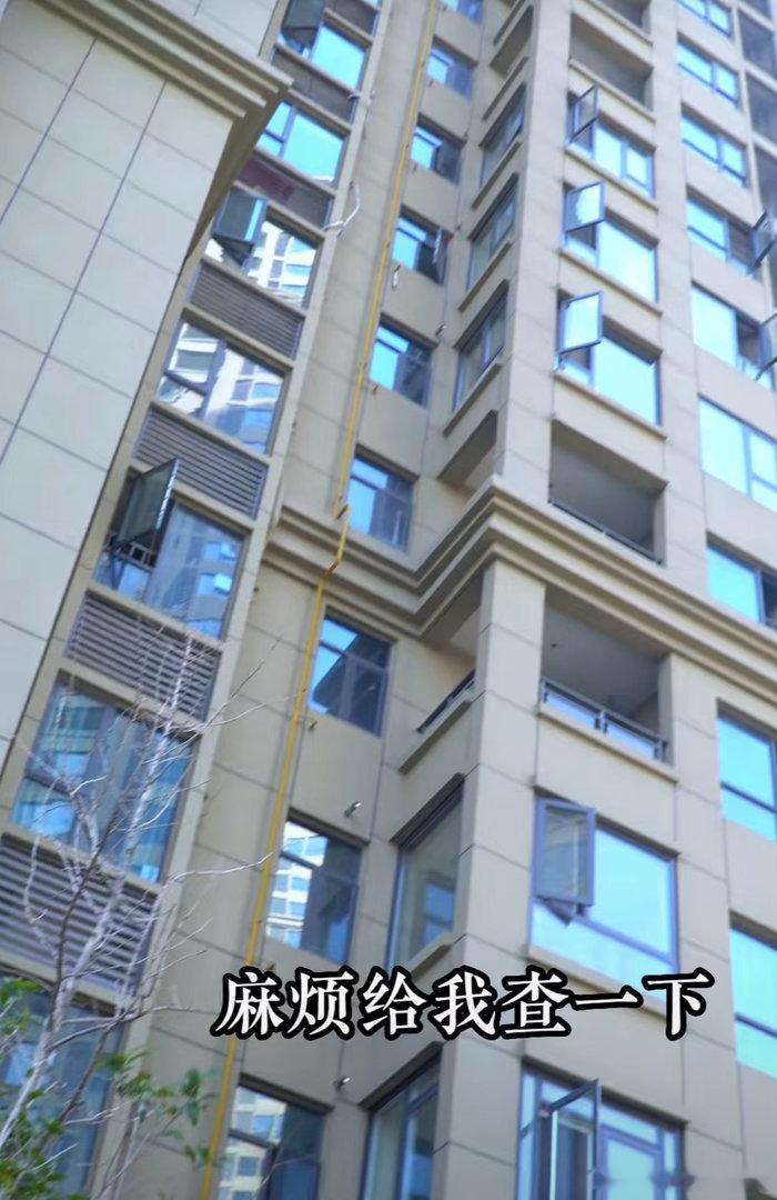 女孩从5楼扔快递给快递员时坠亡退一条牛仔裤，本来是“下楼交件”几步路的事；最后变