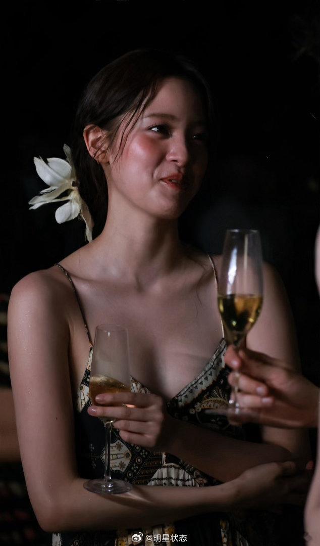 欧阳娜娜酒会一颦一笑都在发光 