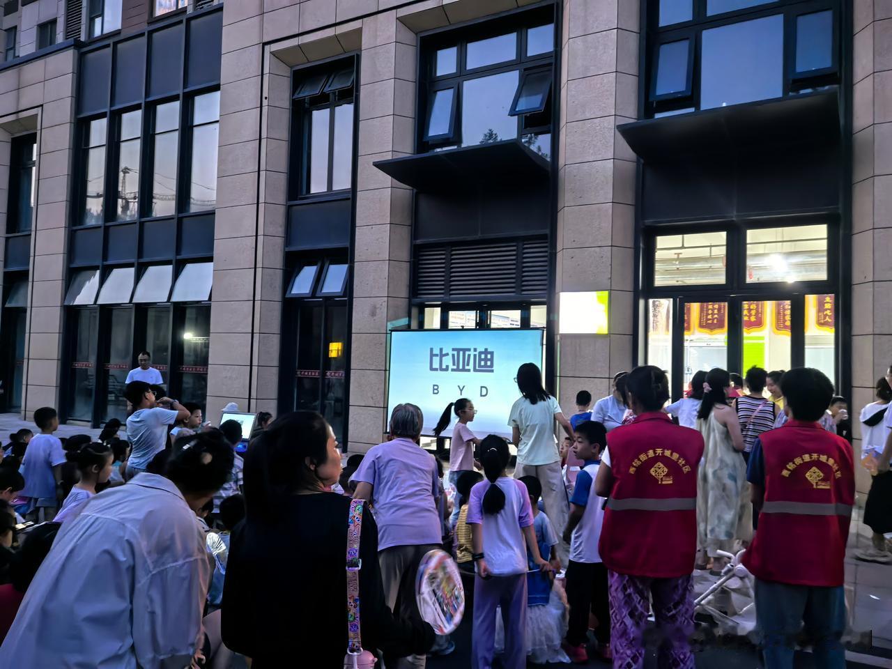 星光映夏夜 光影润邻里｜万柏林区开城里社区开展露天公益观影活动
 
7月26日，