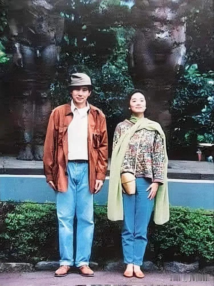 林青霞和秦汉的旧照，当时他们已经40岁左右的样子，拍完照片后不久他们就分手了。我