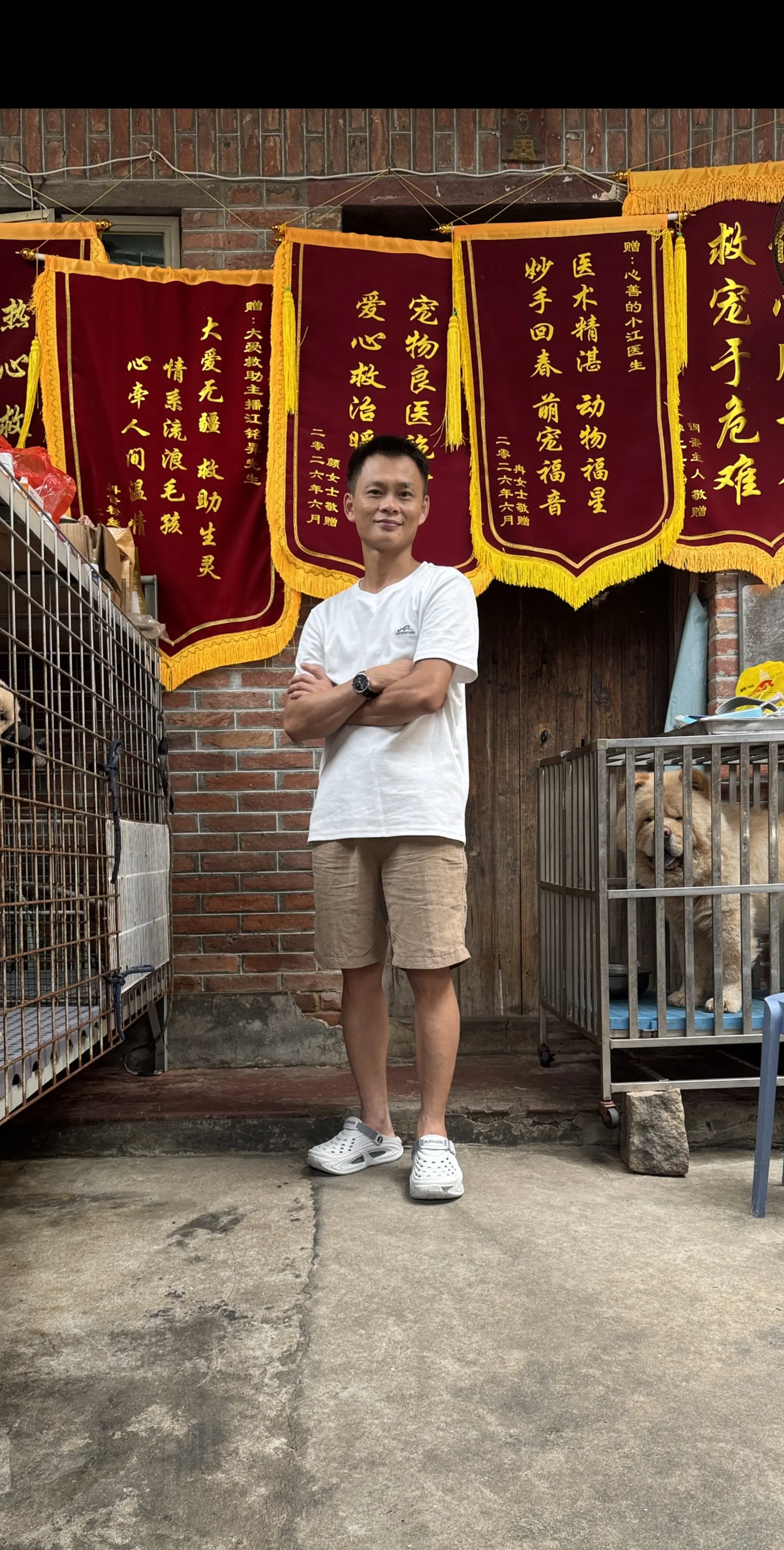 我们不是医生，但是干着医生的事，我们收到的锦旗比医院的还要多，这就是粉...