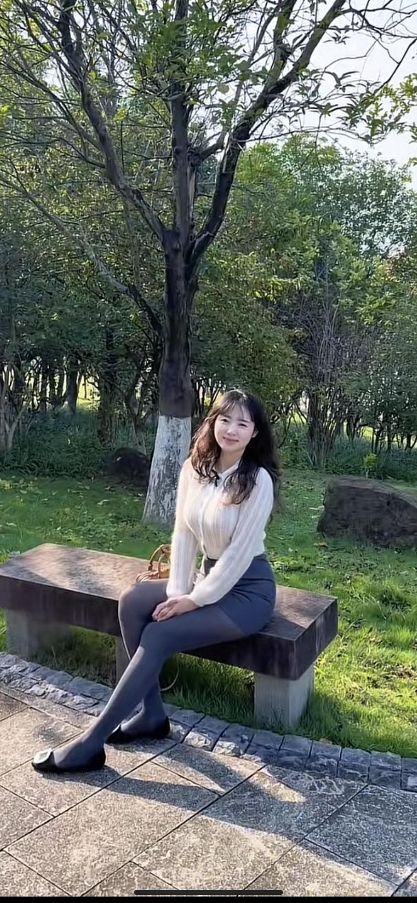 在公园长椅上，享受宁静的午后时光