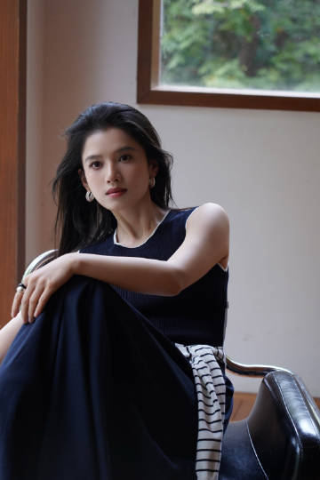 张婧仪这组图是风和自由的味道，婧出于蓝可太美太有氧气感了