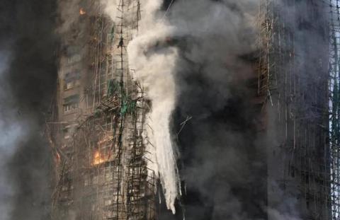 谁敢住高层？
香港大火的事给住户上了一课！


香港这场火，
烧出了高层的隐患。