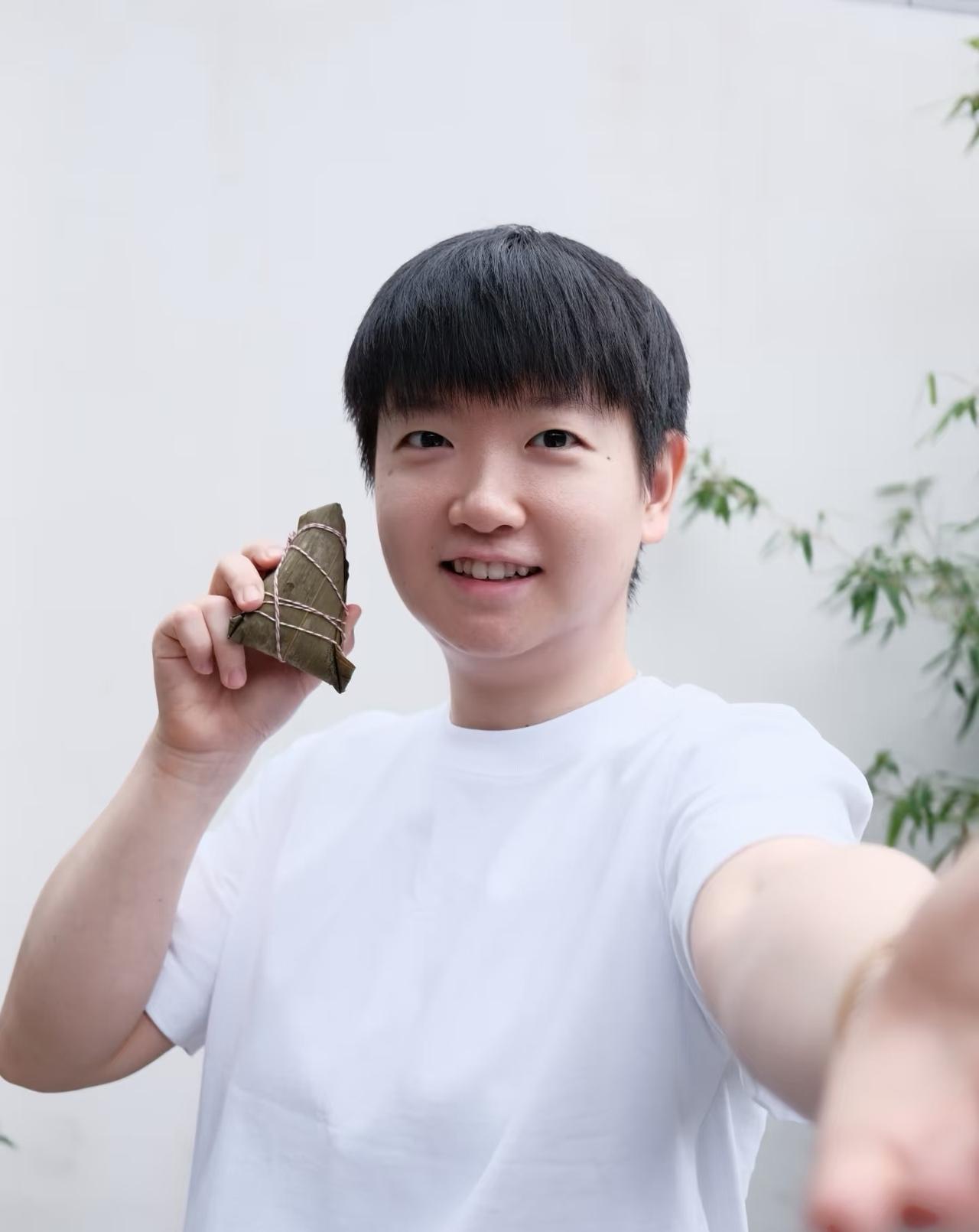 端午节莎莎手持粽子冲上热搜，我发现一个容易被人忽略的细节！
恰恰就是这个细节，暴
