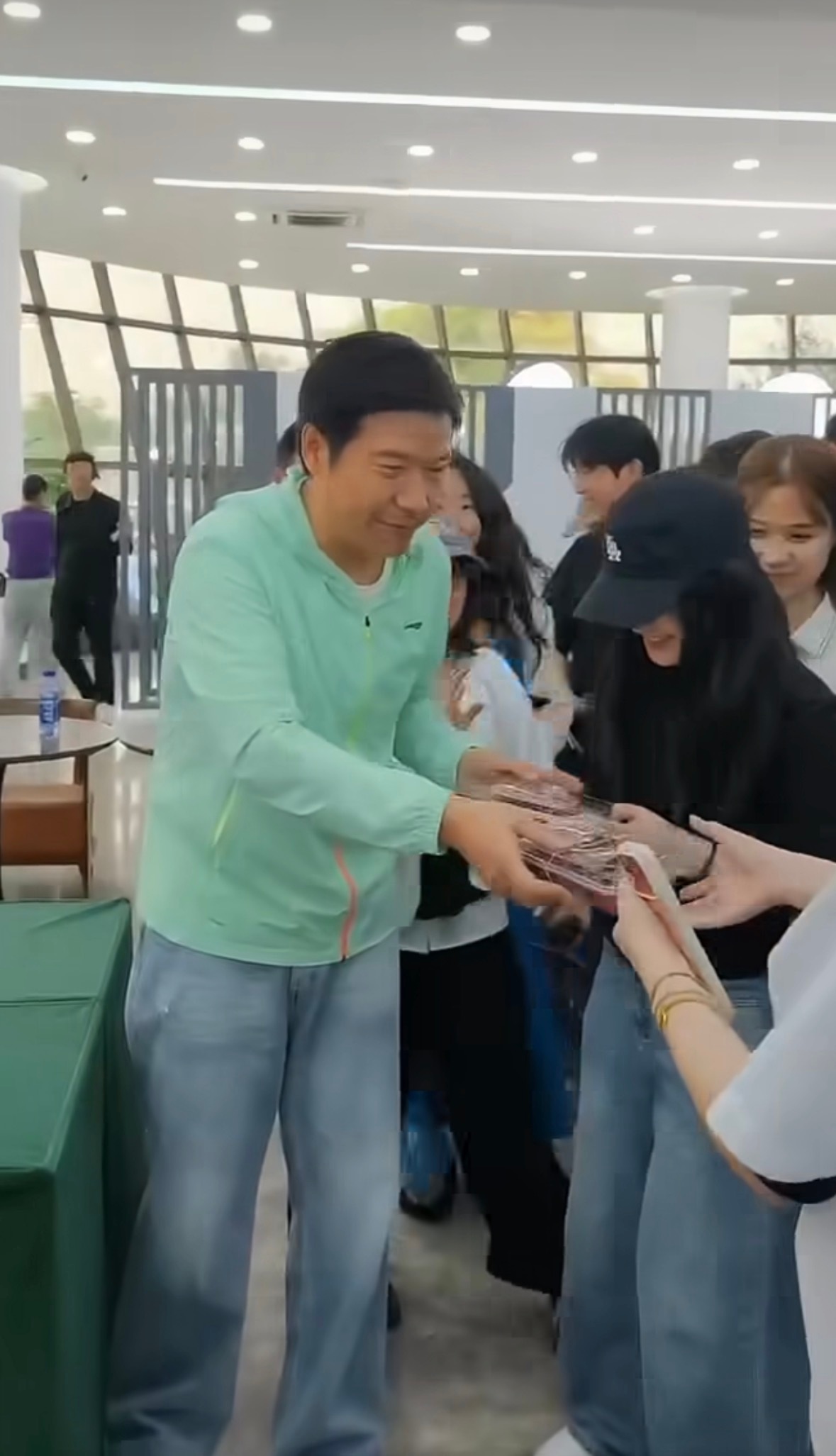 哈哈雷总也太暖心了！辛苦干活的工程师们直接安排上车厘子，这份福利谁不羡慕～ 努力