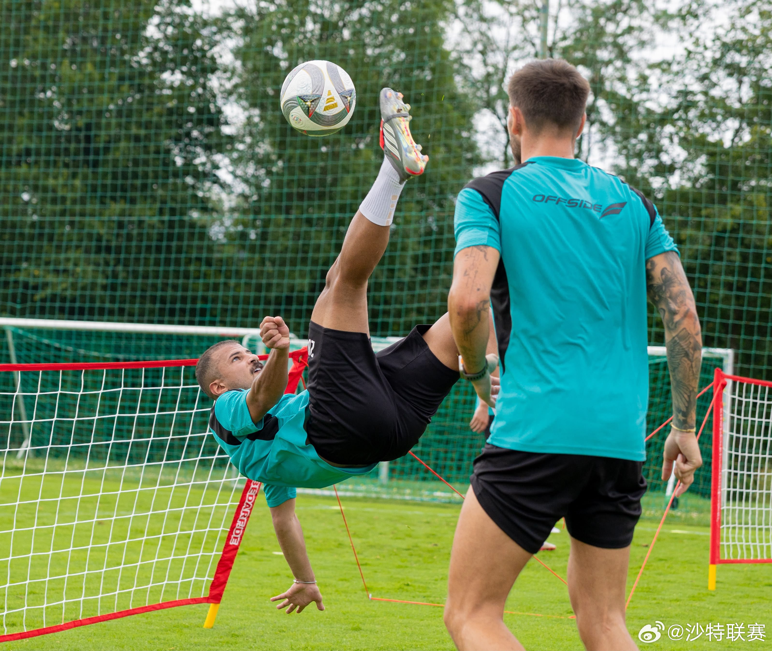今天是足球式网球🎾利雅得青年的训练，总能搞点新花样⚽️🔛沙特联赛