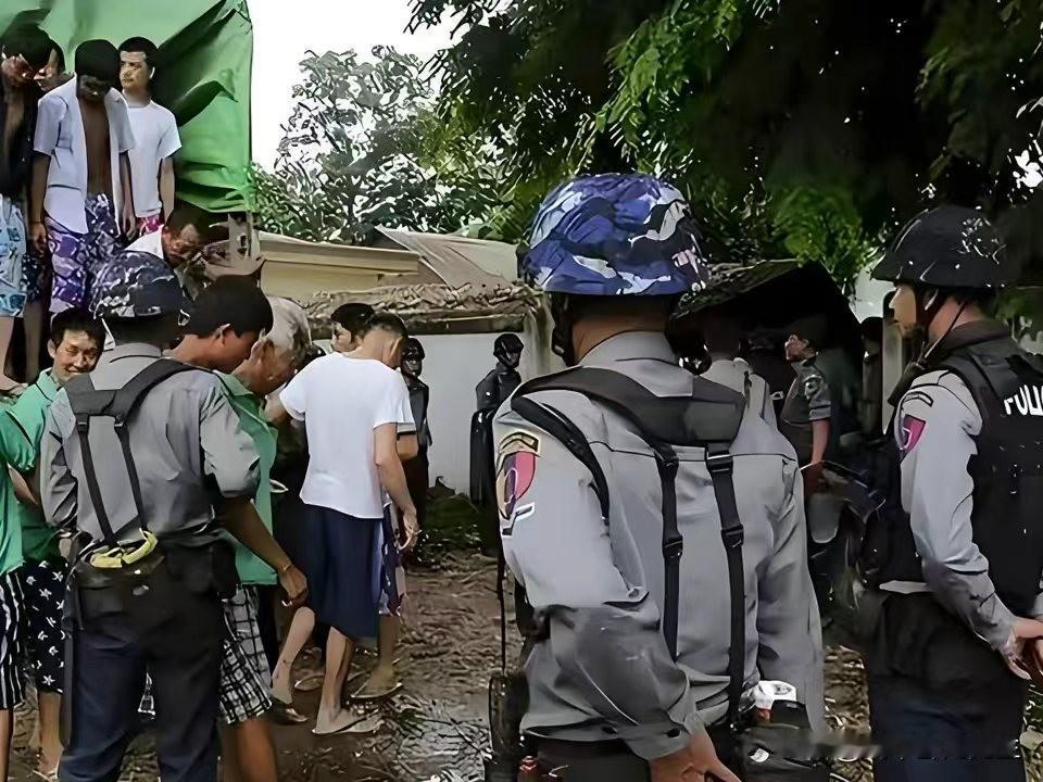 今天传来缅甸掸邦南部两镇再次抓获数十名黑灰产业人员的最新消息。执行本次搜捕行动的