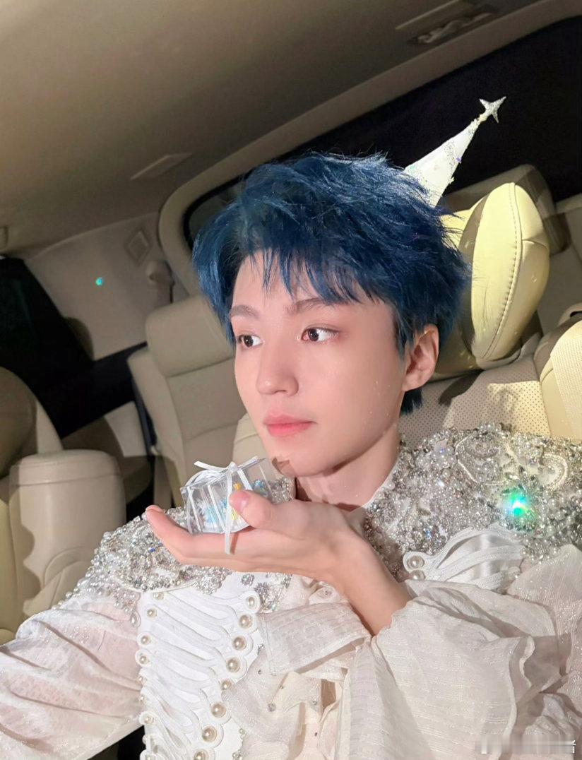 戴着生日帽拿着小蛋糕好萌好萌🥺 ​​​
