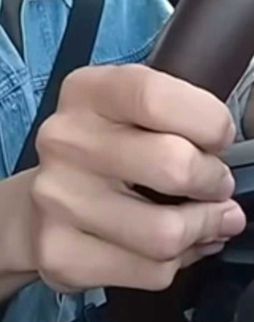 方向盘快扣烂了大哥