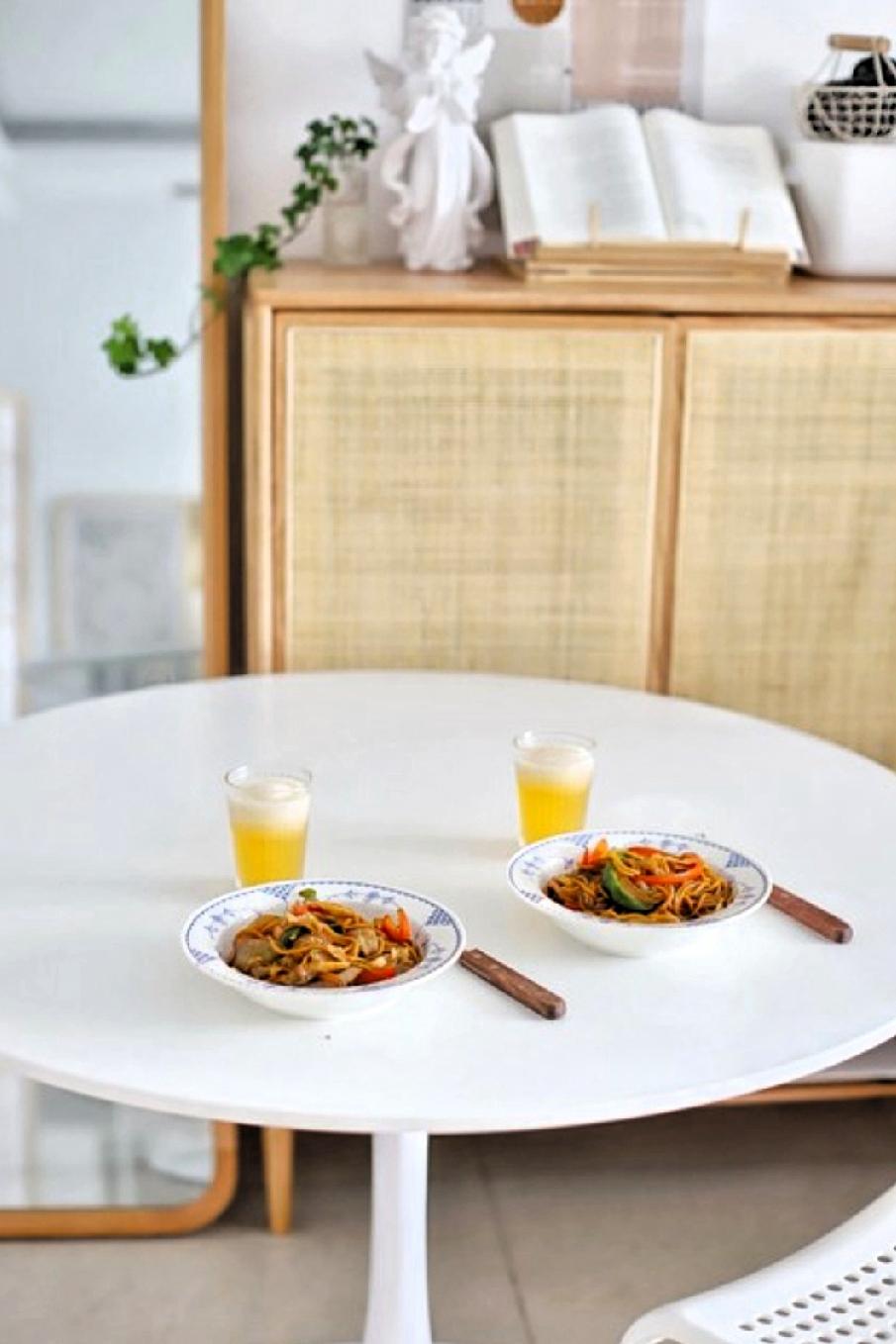 与万物语｜结婚20年，我们变成了一屋两人，三餐无言

朋友问我：你和我姐夫一天说