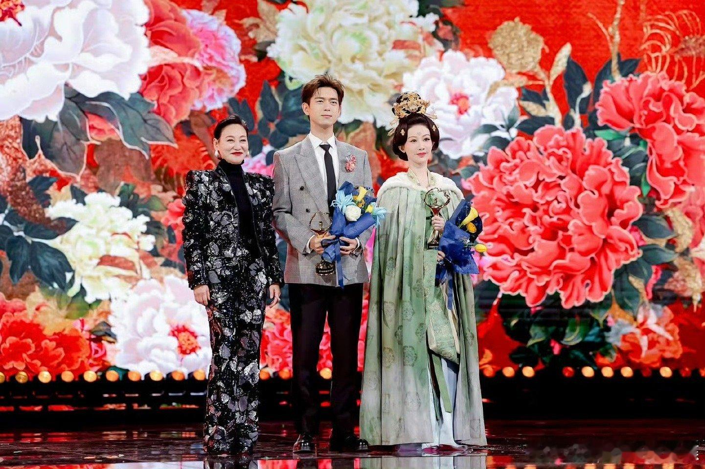 惠英红 我cp婚礼见证人 微博之夜惠英红抽礼物，去年抽的杨紫今年抽的李现，这不是
