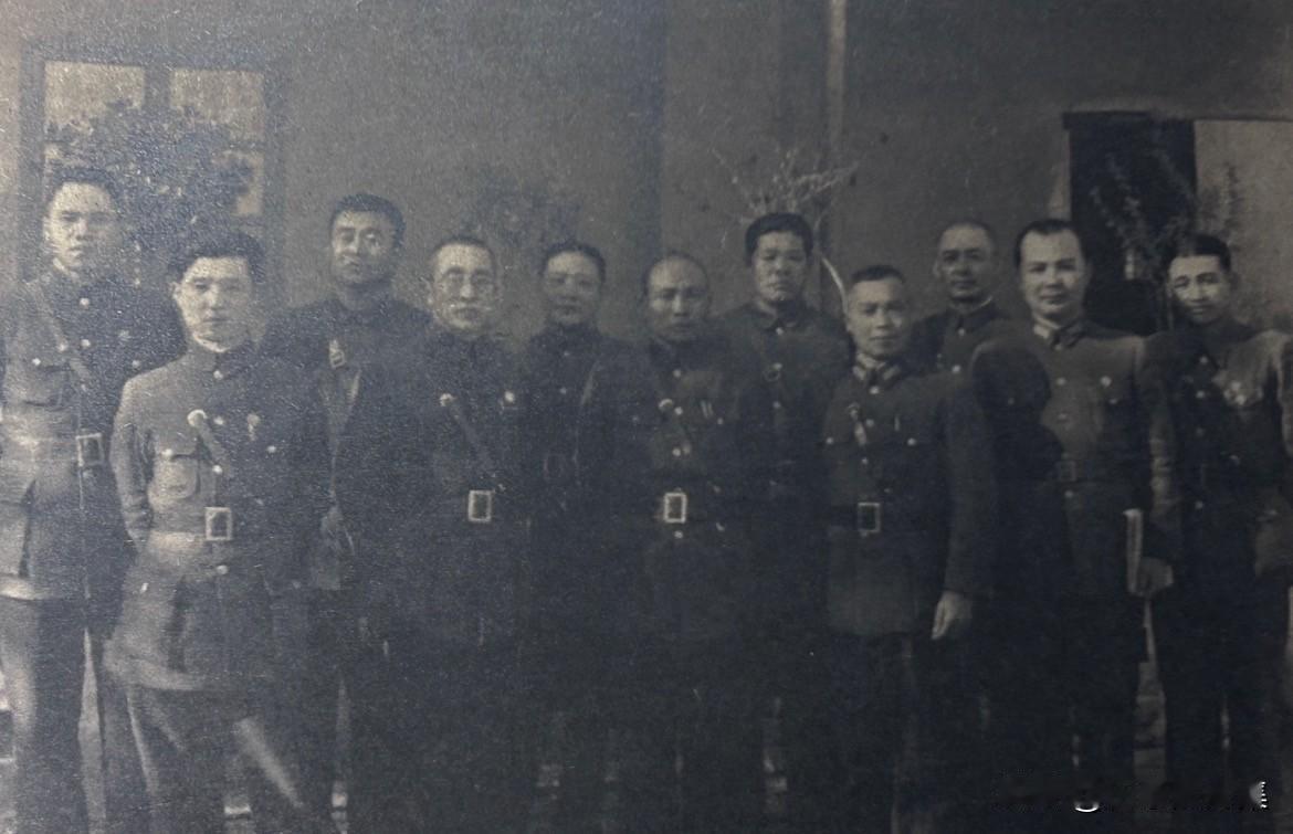 1940年4月15日第五战区将领军事会议后合影。左起：战区参谋处长吴仲直、战区高