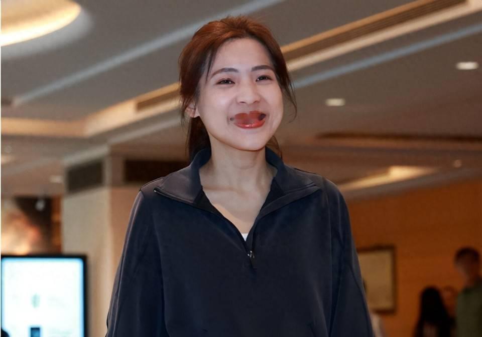 有人说，中年夫妻，床上无性，床下无爱。这句话，说透了很多中年婚姻的样子。人到中年