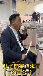 一场婚礼过后，狼狈而内心喜悦的父亲，正拿着大葱啃馒头，喝着一碗剩汤。

前一秒还